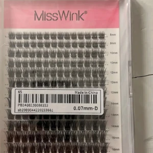 MissWink individuella lösögonfransar 0.07mm-D - Individuella lösögonfransar från MissWink i olika längder från 8mm till 16mm. Fransarna är svarta, har en tjocklek på 0.07mm och är böjda i D-kurva för en dramatisk look. Perfekta för att bygga volymfransar och anpassa efter önskad stil.
