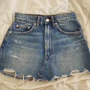Blå jeanskjol  - Jättefin jeanskjol ifrån ZARA med råa fransar nertill och slitna detaljer framtill💕💕HELT NYA! 
