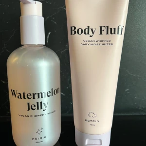 Estrid Watermelon Jelly & Body Fluff - Två veganska produkter från Estrid: Watermelon Jelly är en dusch- och rakgelé med fräsch vattenmelon-doft i genomskinlig pumpflaska (360 ml). Body Fluff är en vegansk, vispad daglig kroppskräm i ljusrosa tub (250g) med återfuktande formula. Båda är tagna ur EN gång! Säljs just nu för 76:-/st(ord 95:-/st) på Estrids hemsida.