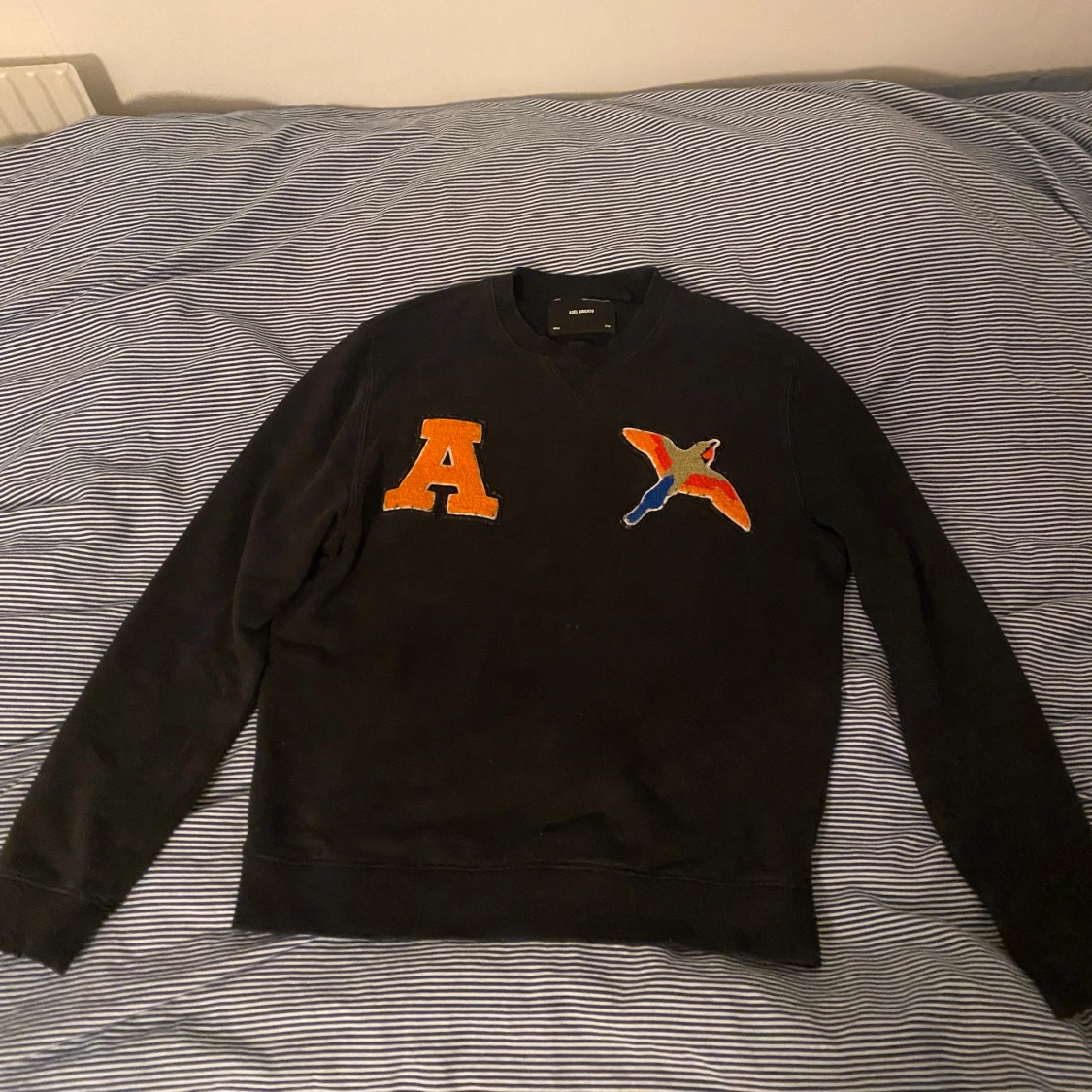 Svart sweatshirt från Axel Arigato med broderad bokstav och fågel