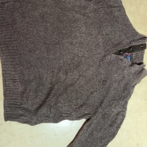 Dark Brown CHAPS sweater  - Irl Colour: Dark Brown (See 2nd for image for best representation of colour)  UK Size: M (please measurements for reassurance)  Measurements  Length 63 Shoulder width 47  Material: 100% Cotton  BUY NOW IS ON  Thanks,