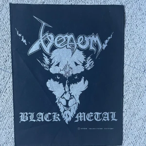 Venom black metal backpatch - Säljer min gamla backpatch/ryggmärke, vart försiktigt använd och bara sutit på en jeans väst som bars fåtall gånger. 36cm på längden, 30cm på bredden. 