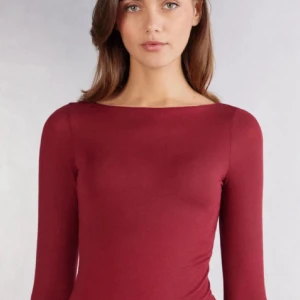 Intimissimi tröja - Säljer en intimissimi vinröd tröja. Modellen är tight och har en rundad halsringning. Perfekt att styla till både jeans och kjol. Materialet känns mjukt och stretchigt. Inga hål eller andra skador och knappast använd💓