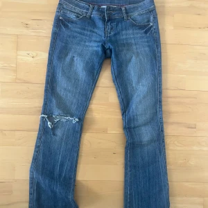 low waist bootcut - innerbenslängd: 87 och midjemått 40(tvärs över), strl M men jag tycker den sitter som 34/36💗