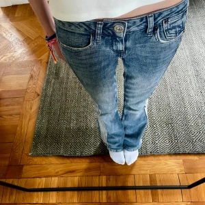 Low waist jeans  - Supersnygga jeans från Urban Outfitters (BDG)💕 Säljer då de inte kommer till användning längre! OBS midjemått: 37 cm innerbenslängd: 80 cm. Normalt slitage längst ner på benen (bild 5) Passar på mig som är 172💕💕Pris går att diskutera vid snabb affär