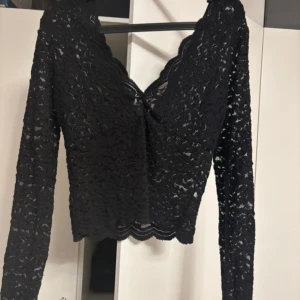 Zara spets topp - Jätte snygg spets zara tröja i storlek M! Passar jätte bra till sommaren eller som fest topp! Säljer då den inte är min stil längre. Skriv gärna vid frågor 💞
