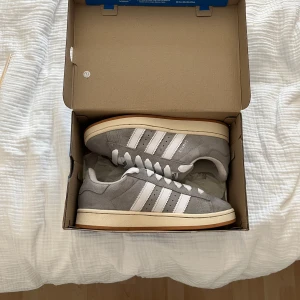 Adidas campus 00s - Säljer nu mina gråa adidas campus som jag fick i födelsedagspresent. Dem är använda 2-3 gånger då jag inte diggade dem så mycket. Nyskick stl 42