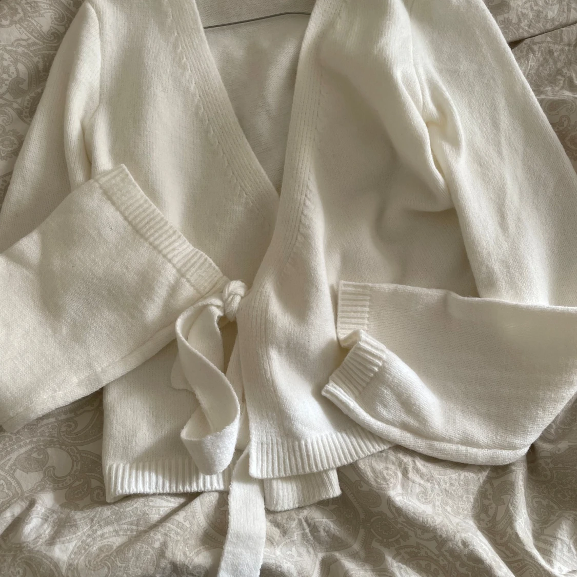 Vit omlottkofta med knyt - 1