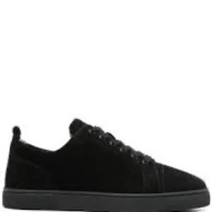 Svarta sneakers i mocka - Stilrena svarta sneakers med ovandel i mocka och klassisk snörning. Skorna har en platt sula och rund tå, vilket gör dem perfekta för en clean och enkel look. Kan alltid snacka om pris.