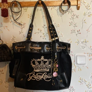 Svart Juicy Couture Daydreamer väska - Säljer en as snygg daydreamer väska från juicy couture! 🎀