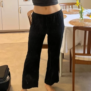 Svarta byxor - Svarta byxor med avslappnad passform och resår i midjan. Byxorna har raka ben och är tillverkade i ett mjukt material. Storlek M men passar mer XS/S. Jag är 169 cm lång, dem är för korta för mig.