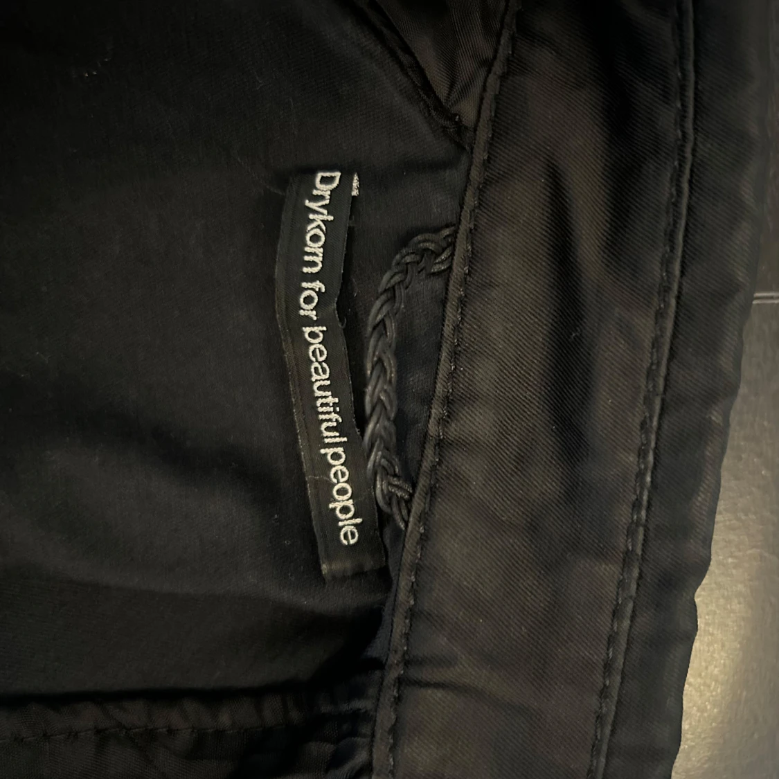 Svart trenchcoat från Drykorn - 3