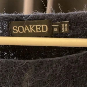 Mörkblå fluffig stickad topp från Soaked - Mysig mörkblå stickad tröja från Soaked in luxury. Tröjan har en fluffig yta och rund halsringning. Perfekt för kyliga dagar och enkel att matcha med olika outfits som med ett linne. I strl Xs, 