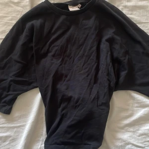 Svart croppad tröja med knyt i midjan - Svart Nelly t shirt med en knyt i ryggen. Jättefin passar med allt 