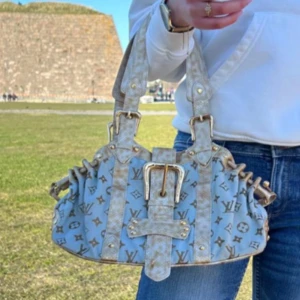 Väska  - Hej✨ säljer min fina vintage väska , skriv gärna vid frågor och mer bilder ⭐️ vid fler intrisserade blir det högst budande✨tryck inte på köp nu✨