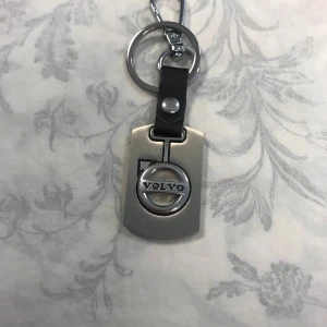 Nyckelring med Volvo-logo - Snygg nyckelring i metall med klassisk Volvo-logo. Nyckelringen har en svart läderdetalj och en robust ring för dina nycklar. Perfekt accessoar för Volvo-fans eller bilentusiaster. 75kr/st , finns fler kvar. Samma frakt 
