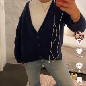 Mörkblå stickad kofta från ZARA - Säljer nu min superfina trendiga mörkblåa kofta som inte längre säljs från Zara i storlek S🩷🩷