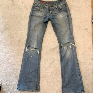 Miss sixty jeans - Jätte fina miss sixty lågmidjade bootcut jeans med hål i. Midjemått: 38 innerbenslängden: 82. Lite slitna högst upp vid insida låret men syns inte när man har dom på (kan skicka bild)