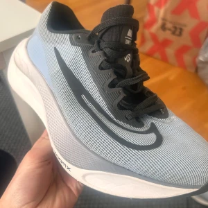 Nike zoom x 5 - Nike zoom x 5 i väldigt bra skick, knappt använda. Nypris 1900 kr. Strl 42.5 (27 cm)
