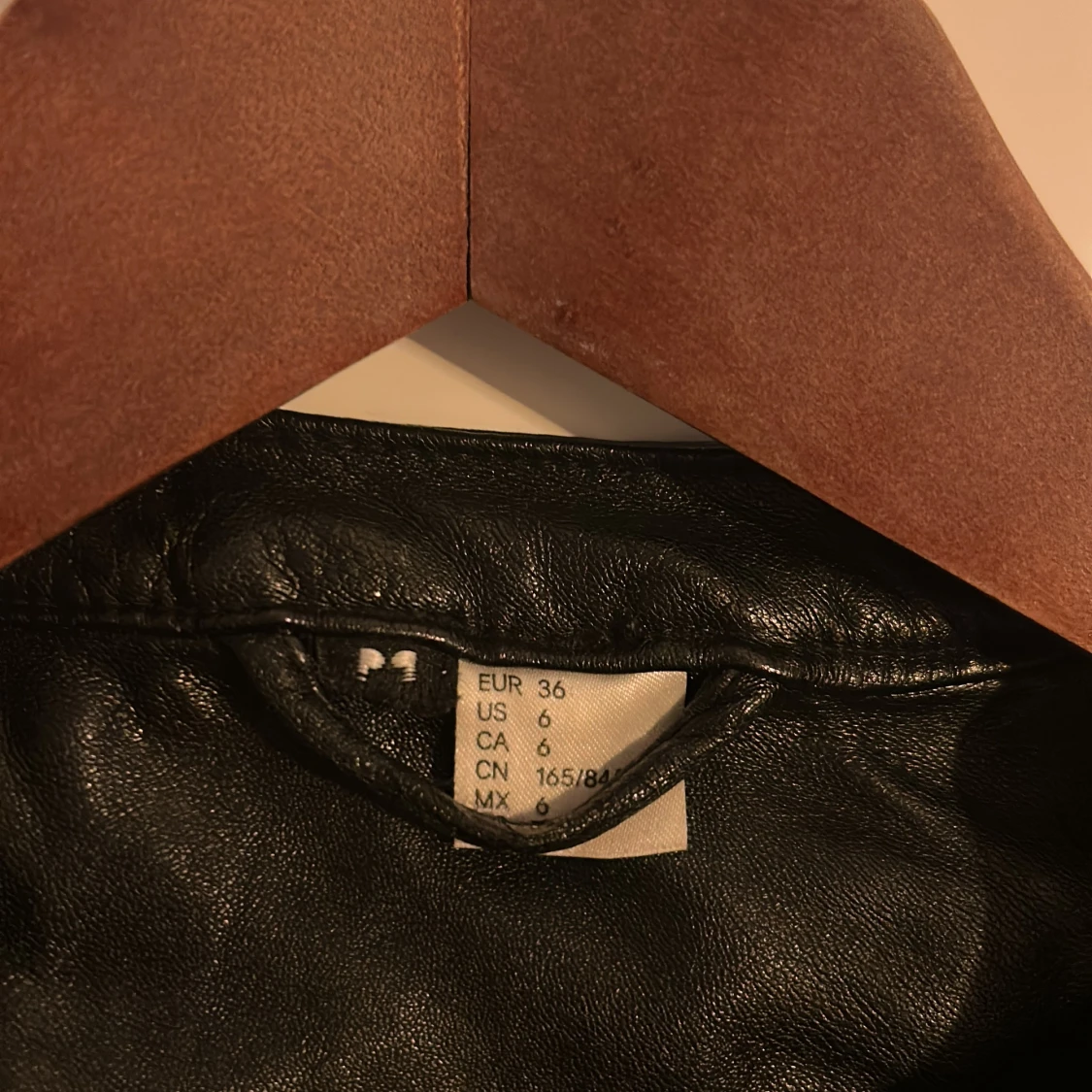 Svart skinnjacka H&M med dragkedjor - 1