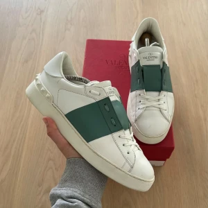 Gröna Valentino Open - Tjena! Nu säljer jag ett par riktigt feta Valenentino Open i en snygg mörkgrön färg. Skick 9/10 väldigt bra skick || tillbehör:original valentino box. Stl: 40,5 passar 41. Pris kan diskuteras! Hör av dig vid minsta fundering! 😊