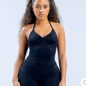 Dfyne impact longline top - Endast använd 2 gånger! Väldigt värt att köpa här då man måste betala mkt frakt & tull om man beställer från dfynes hemsida💘 Storlek medium men den är liten i storlek och passar mig som vanligtvis har S!