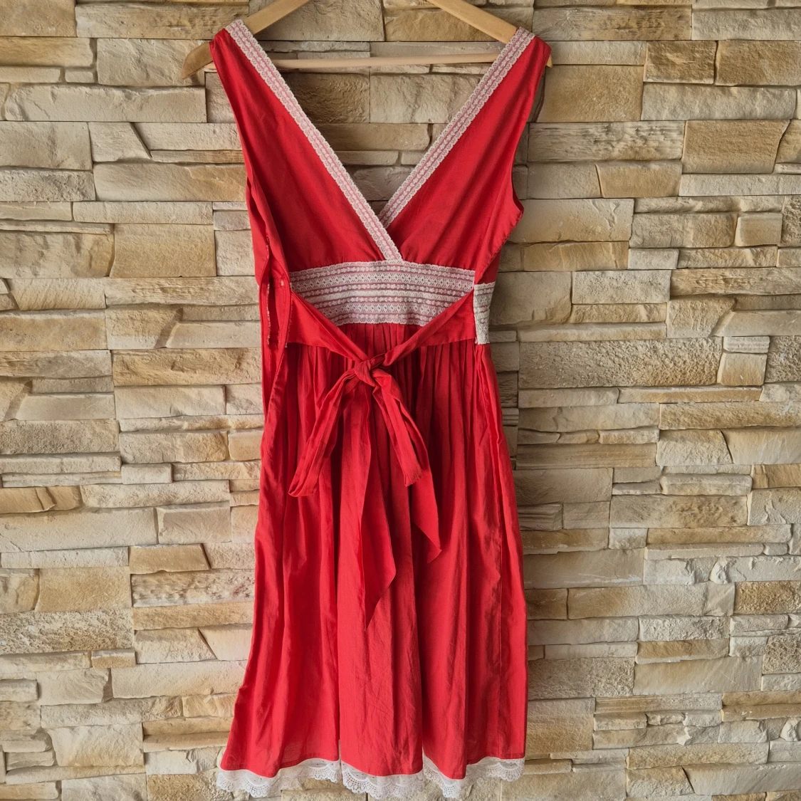 Röd klänning med broderi från Derhy - 4