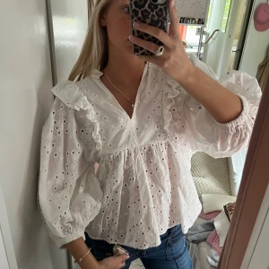 Vit blus  - Fin blus i bra skick från Indiska nypris 499. 