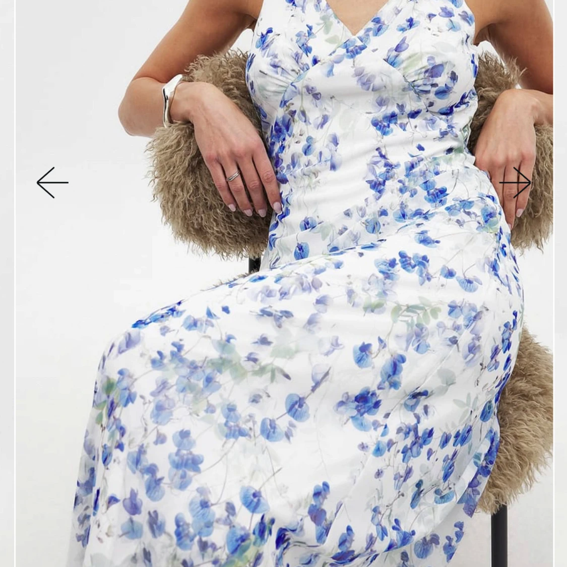 Vit långklänning med blåblommigt mönster - 2