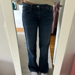 Låga vida jeans - Super snygga låga vida jeans från zara i nyskick, endast använda en gång😍