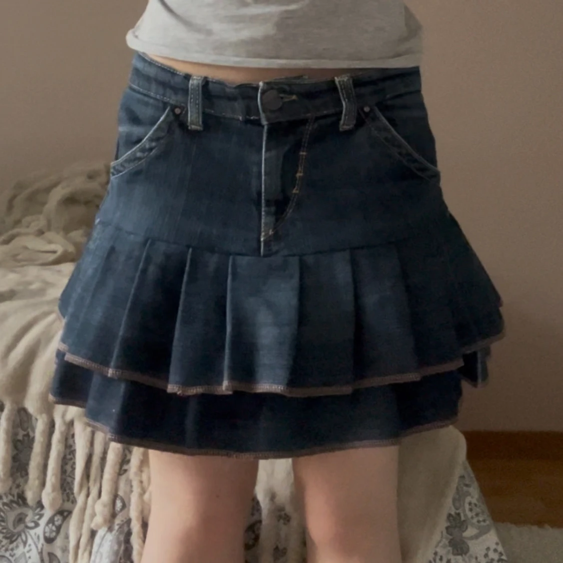 Mörkblå jeanskjol med volanger - 2