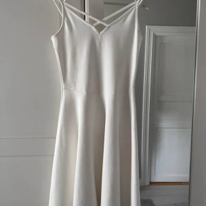 Klänning - Fin vit klänning jag använt en gång på skolavslutning. Har nån flöck jag ej försökt få bort. Lappen är bortklippt men tror det är storlek XS. 