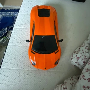 Liten Lamborghini för barn  -  Det här är en Lamborghini perfekt för ett barn runt sju till tolv år. Inget fel med den det äkta Lamborghini kostar egentligen 2500 men säljer den för mycket mindre direkt från Lamborghini och hjulen. Allt annat äkta äkta glas så köp den innan den går. Slut perfekt för dig och ditt barn.