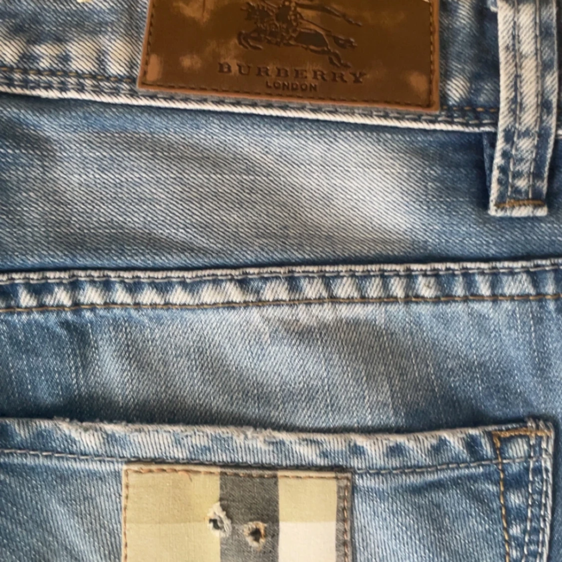 Blå slitna jeans från Burberry - 2