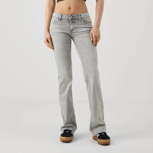 Grå bootcut jeans från ONLY - Jättefina och populära lågmidjade bootcut jeans från Only, är inte så använda och är i mycket bra skick, inga defekter! Skriv för fler bilder! Storlek M/l32