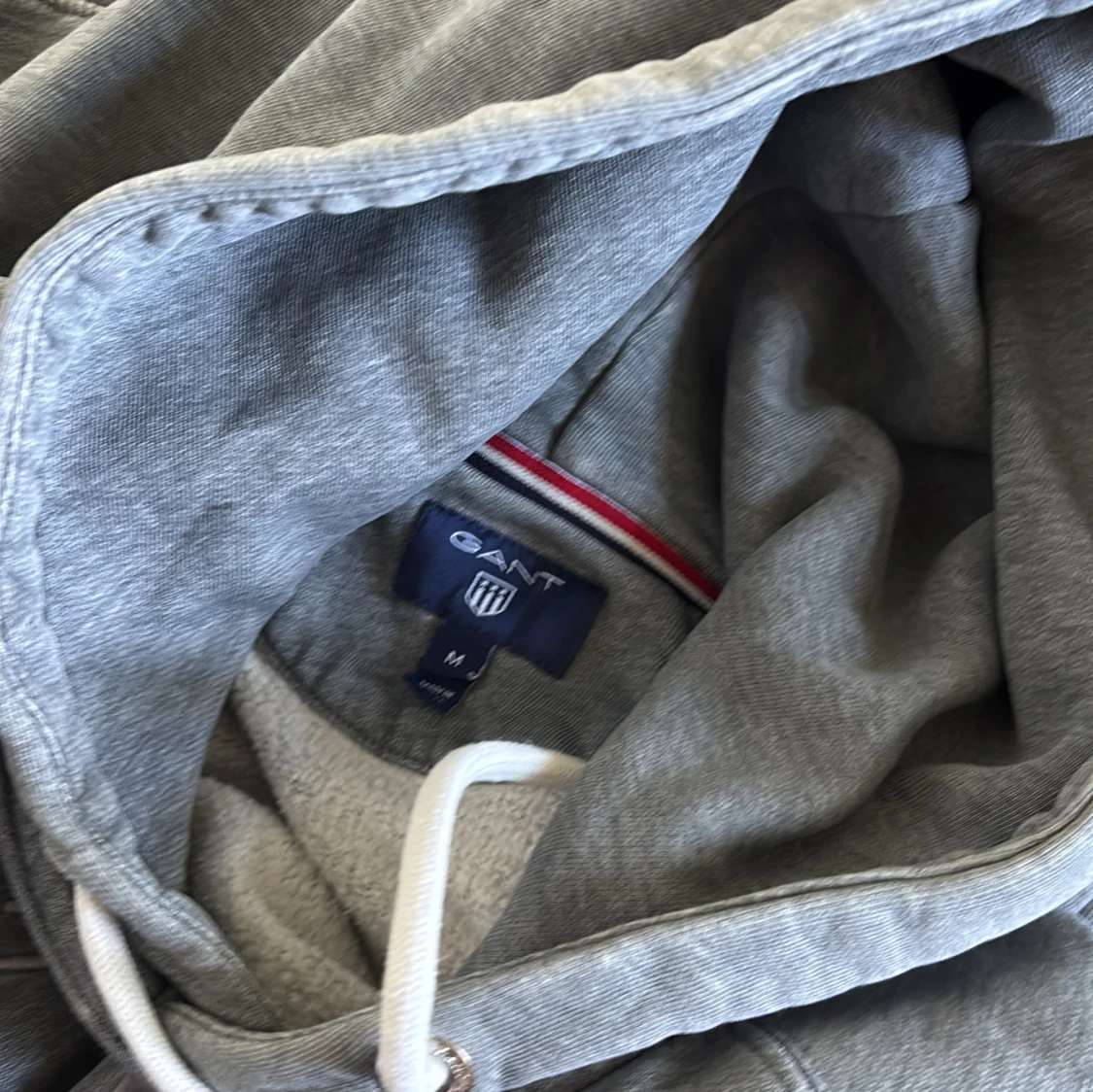 Grå hoodie från GANT med broderad logga - 2