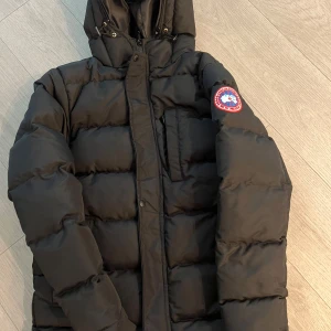 Canada Goose Jacka - Hej! Jag säljer en Canada Goose Jacka som jag köpte i år 2021. Jackan är i väldig god skick, med nästan inga tecken av användning. Jackan är väldig mjukt och varmt, speciellt under de kalla vädret. Päls samt kvittot finns finns tyvärr inte kvar. STORLEK : S men passar också M. MYCKET BRA SKICK. Om du beställer varan innan 20:00 så skickar vi den under samma dag, men om du beställer varan efter 20:00, så skickas den nästa dag! Mvh