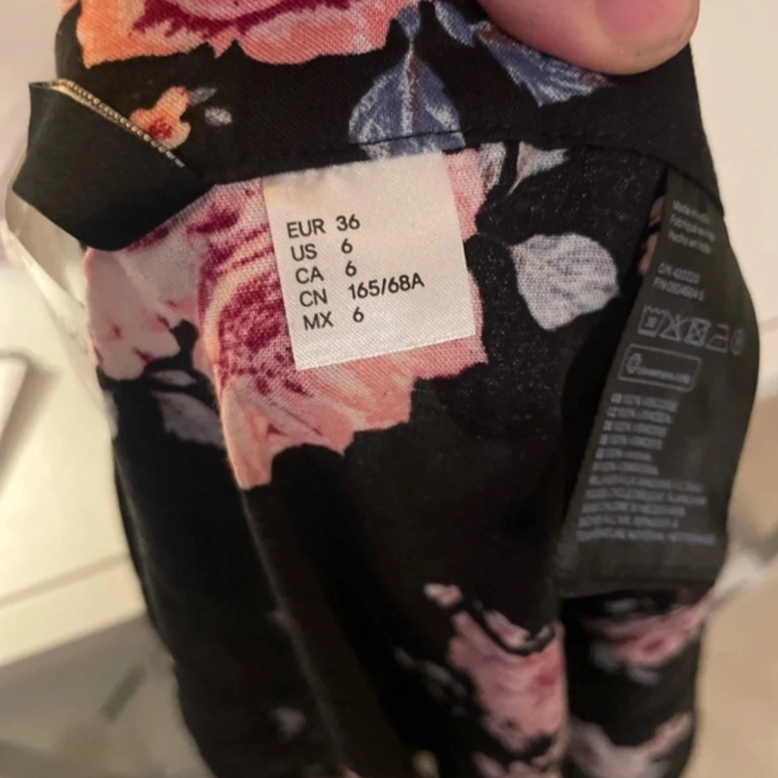 Svart blommig kjol från H&M Divided - 2
