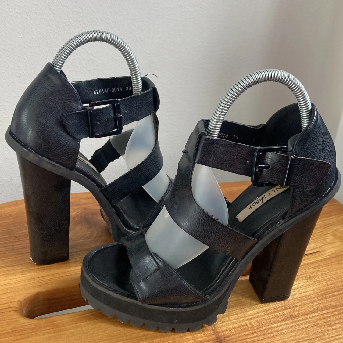 Svarta chunky klackskor med spänne - 1