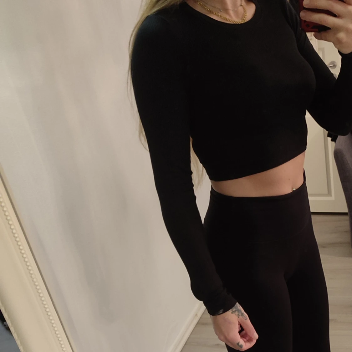 Svart croppad långärmad topp