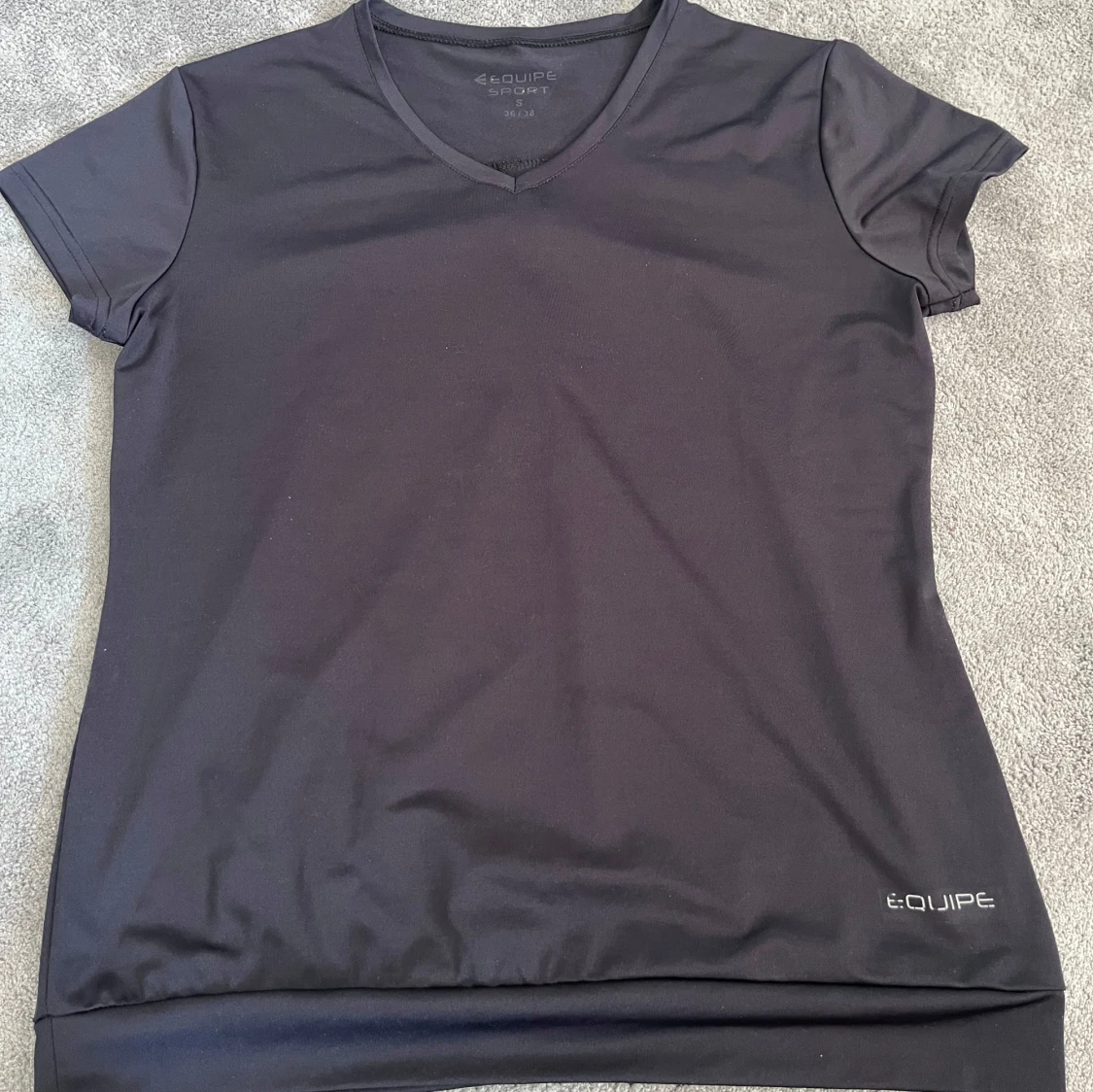 Svart tränings t-shirt med v-ringning  - 3