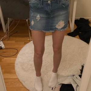 Jeanskjol - Säljer en kort blå jeanskjol med hål, den e från lab och är i storlek 164, jättebra skick, har lagt billigaste frakten!💘