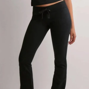 Chill pants Nelly - Säljer mina chill pants från Nelly, har använt 2 gånger tycker inte de sitter bra på mig. 