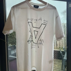 Apc tshirt - Riktigt fet apc tshirt helt ny köpt i storlek M👊Skriv ifall ni har loge funderingar eller vill ha fler bilder🤝