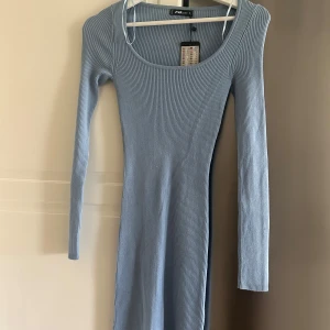 Ljusblå kort långärmad klänning med slits - Helt ny oanvänd, är enda till knäna och sitter som en smäck 