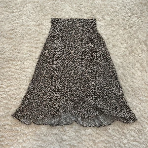 Leopardmönstrad kjol från Lindex - Säljer en snygg leopardmönstrad kjol från Lindex med elastisk midja. Kjolen har en lätt utsvängd form och volang detalj. Mycket bra skick, har inge defekter😽❤️❤️