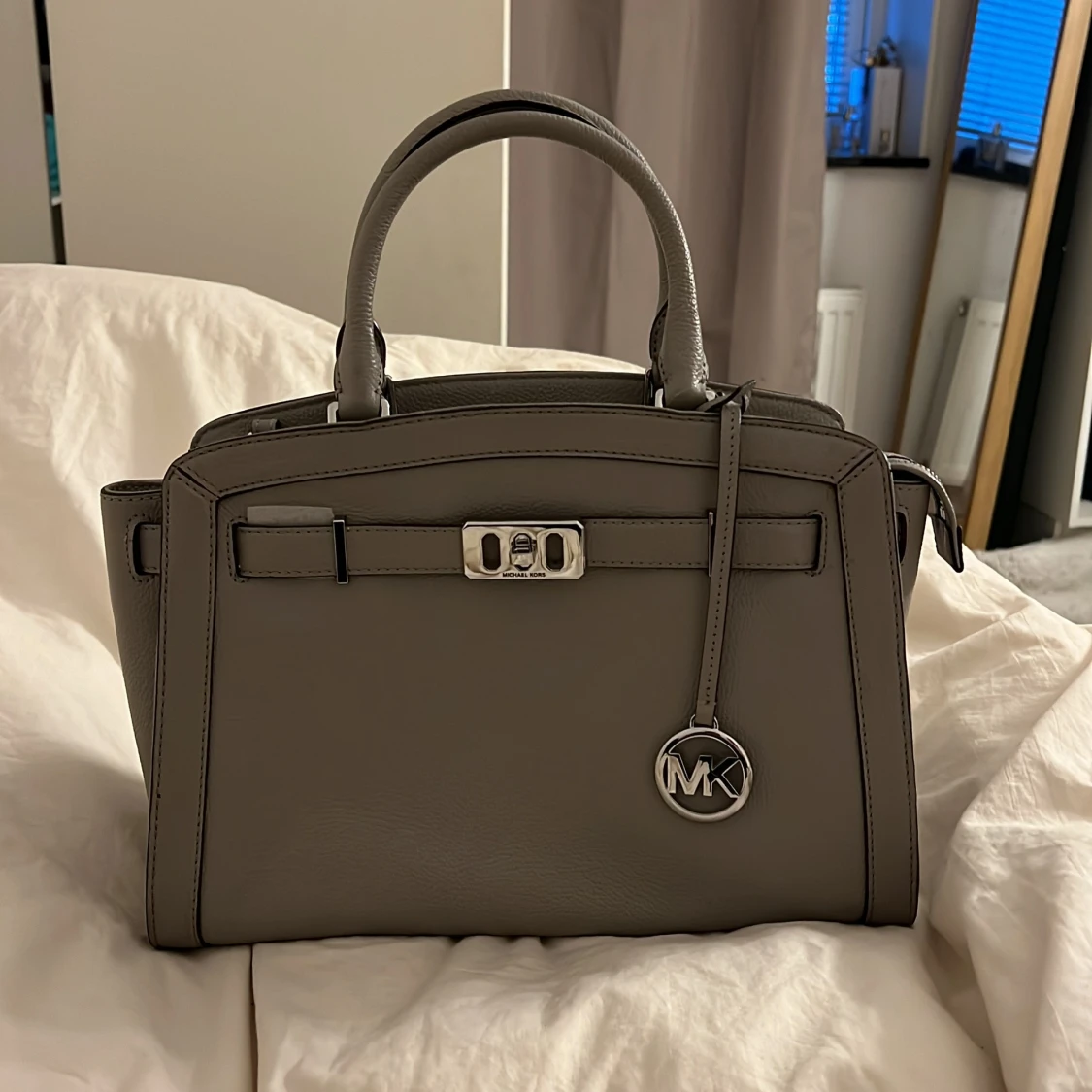 Grå handväska från Michael Kors
