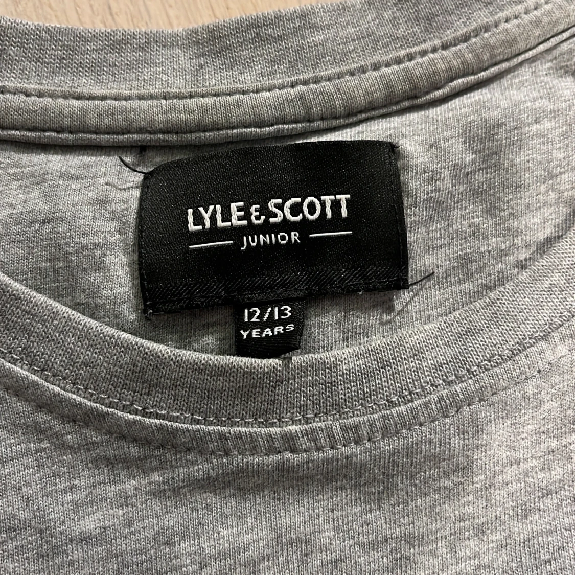 Grå t-shirt från Lyle & Scott Junior - 3