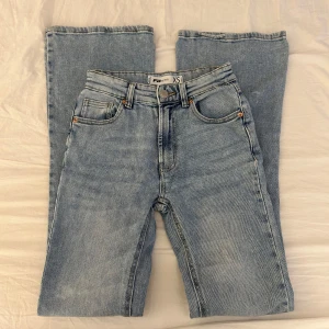 Ljusblå jenas från F3 Sister - Säljer ett par ljusblå boot cut jeans från F3 Sister i storlek XS. Jeansen har knapp och dragkedja framtill samt bälteshällor. 