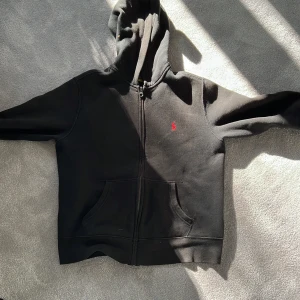 Svart hoodie från Polo Ralph Lauren - Nu säljer jag denna RALPH LAUREN tröjan för killar från 10-12 år gammla skriv jätte gärna om ni vore intresserade 🥰